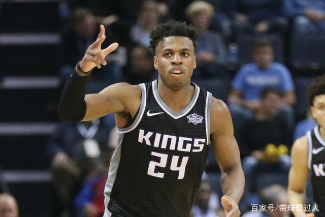 莫兰特向崔永熙表达祝贺：享受球队对你的爱